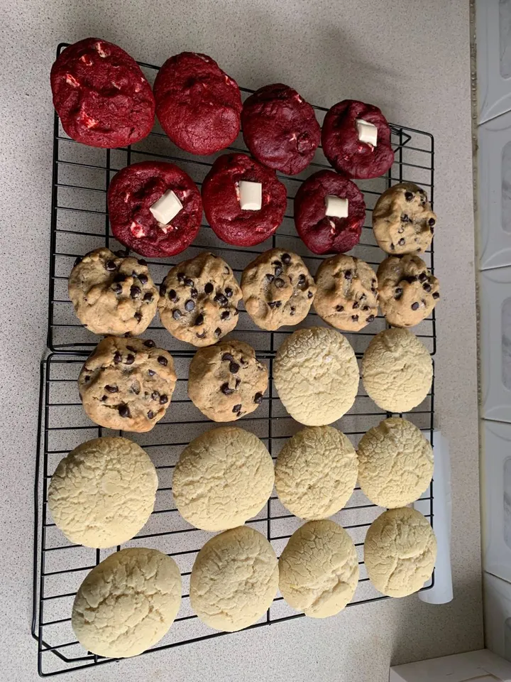 Freshly baked Madge Treats cookies in Accra — photo 2