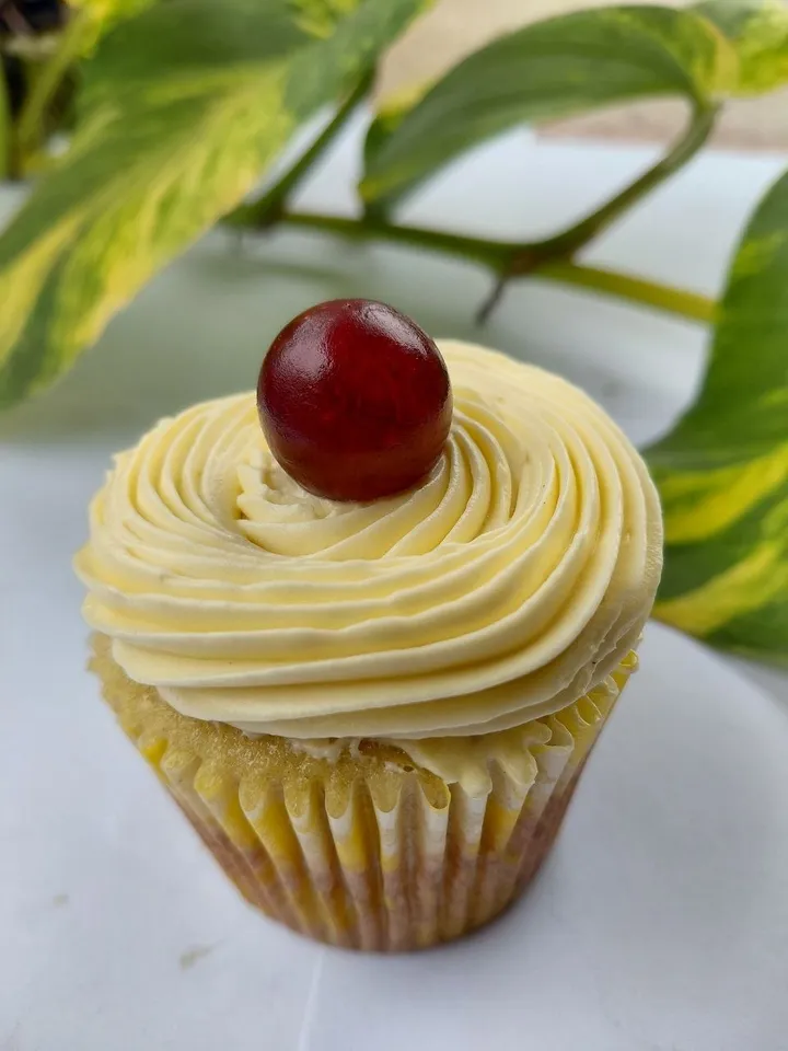 Vanilla cupcakes — photo 2 of 5