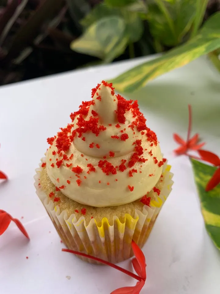 Vanilla cupcakes — photo 3 of 5