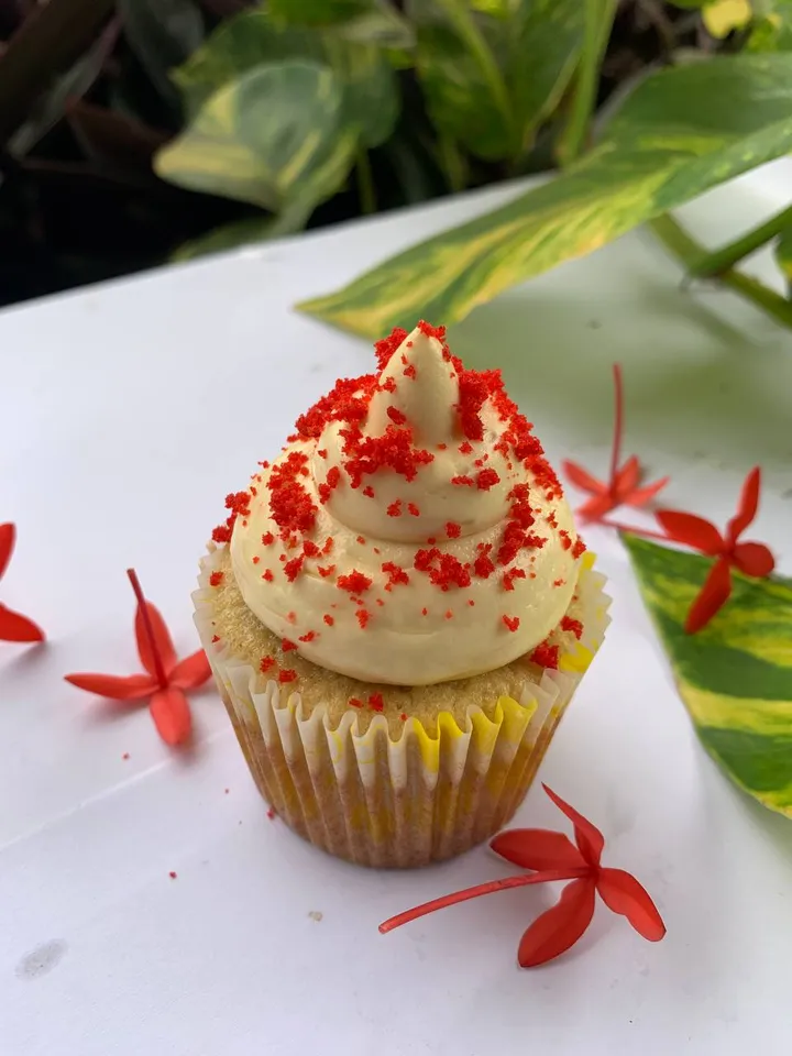 Vanilla cupcakes — photo 4 of 5