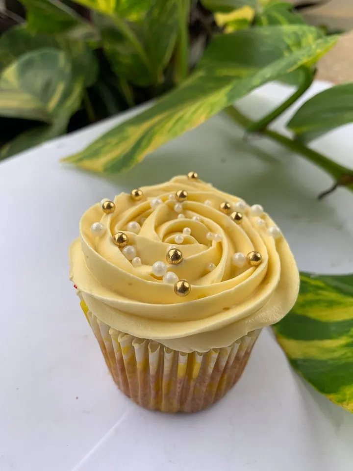Vanilla cupcakes — photo 5 of 5